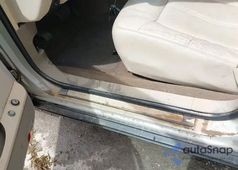 2005 Lincoln Town Car Signature Limited z USA, uszkodzony, nr VIN 1LNHM82W35Y654826